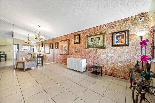 2462 W 65th St, Hialeah, FL 33016