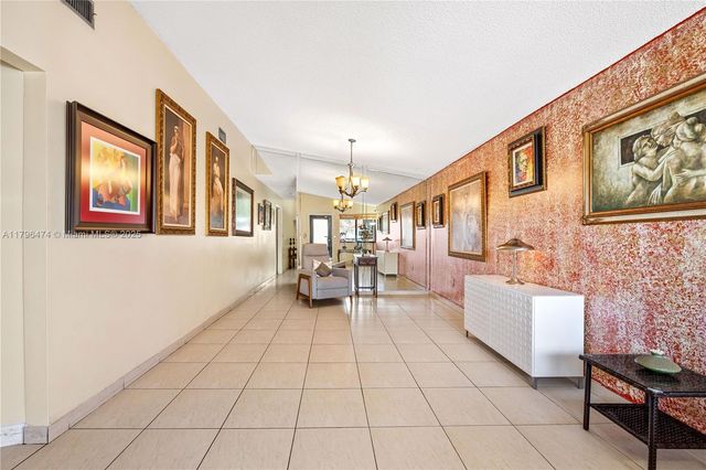 2462 W 65th St, Hialeah, FL 33016