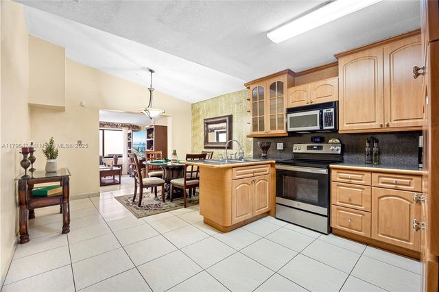 2462 W 65th St, Hialeah, FL 33016