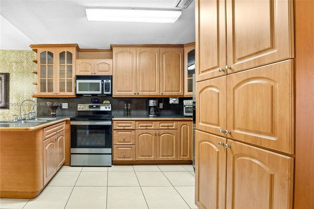 2462 W 65th St, Hialeah, FL 33016