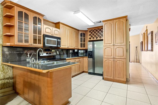 2462 W 65th St, Hialeah, FL 33016