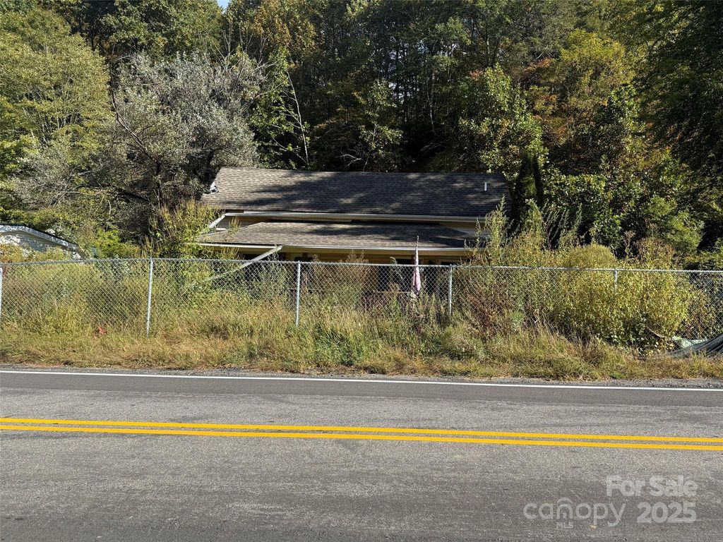 1011 N US 19e Highway, Newland, NC 28657
