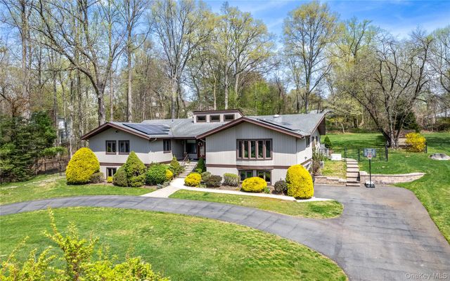 102 Robinhood Lane, West Nyack, NY 10994