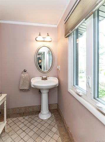 102 Robinhood Lane, West Nyack, NY 10994