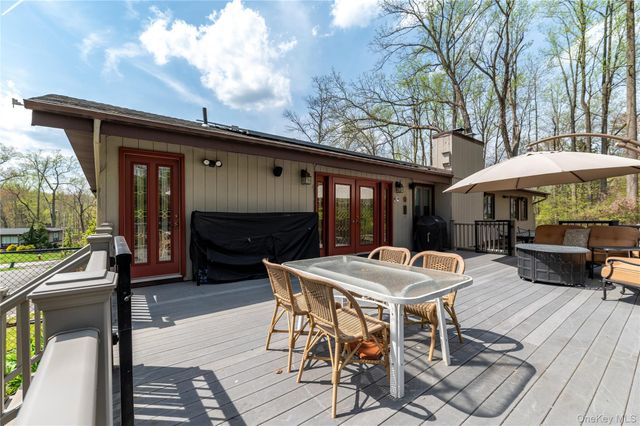 102 Robinhood Lane, West Nyack, NY 10994
