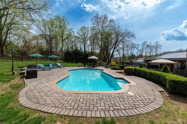 102 Robinhood Lane, West Nyack, NY 10994
