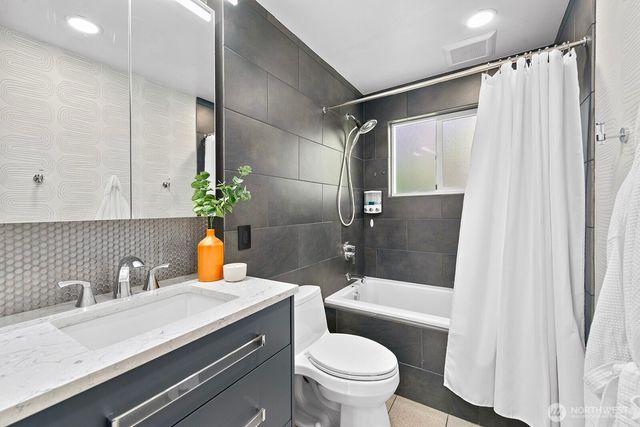 3439 24th Avenue W, Seattle, WA 98199