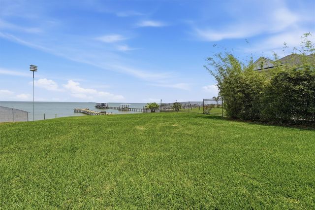 4019 Bayshore Drive, Bacliff, TX 77518