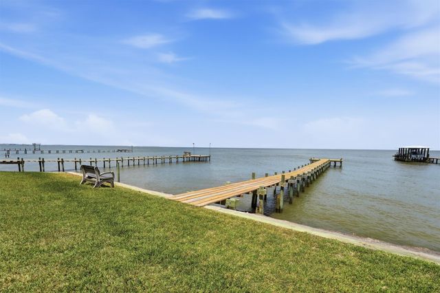 4019 Bayshore Drive, Bacliff, TX 77518