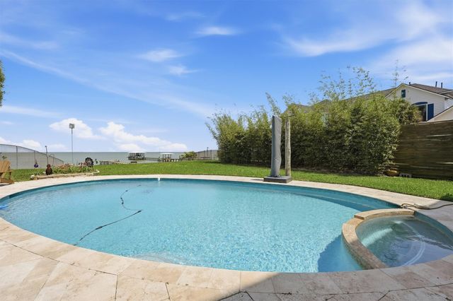 4019 Bayshore Drive, Bacliff, TX 77518