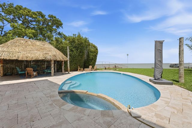 4019 Bayshore Drive, Bacliff, TX 77518