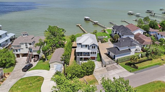 4019 Bayshore Drive, Bacliff, TX 77518