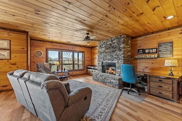 9 Kensington Drive, Mineral Bluff, GA 30559