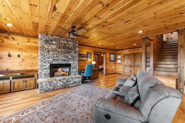 9 Kensington Drive, Mineral Bluff, GA 30559