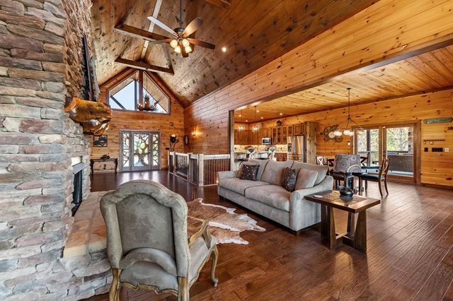 9 Kensington Drive, Mineral Bluff, GA 30559