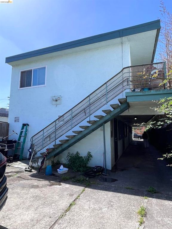 Image 3 of property listing at 926 36Th St, Oakland, CA 94608