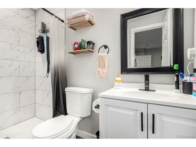 21550 E Alamo Pl, Centennial, CO 80015