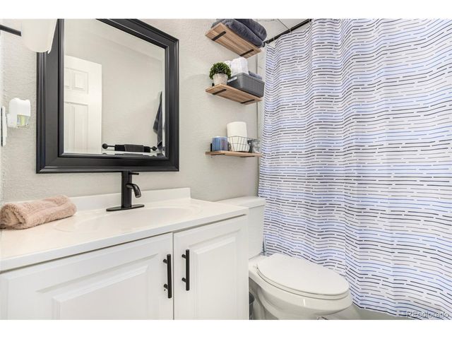 21550 E Alamo Pl, Centennial, CO 80015