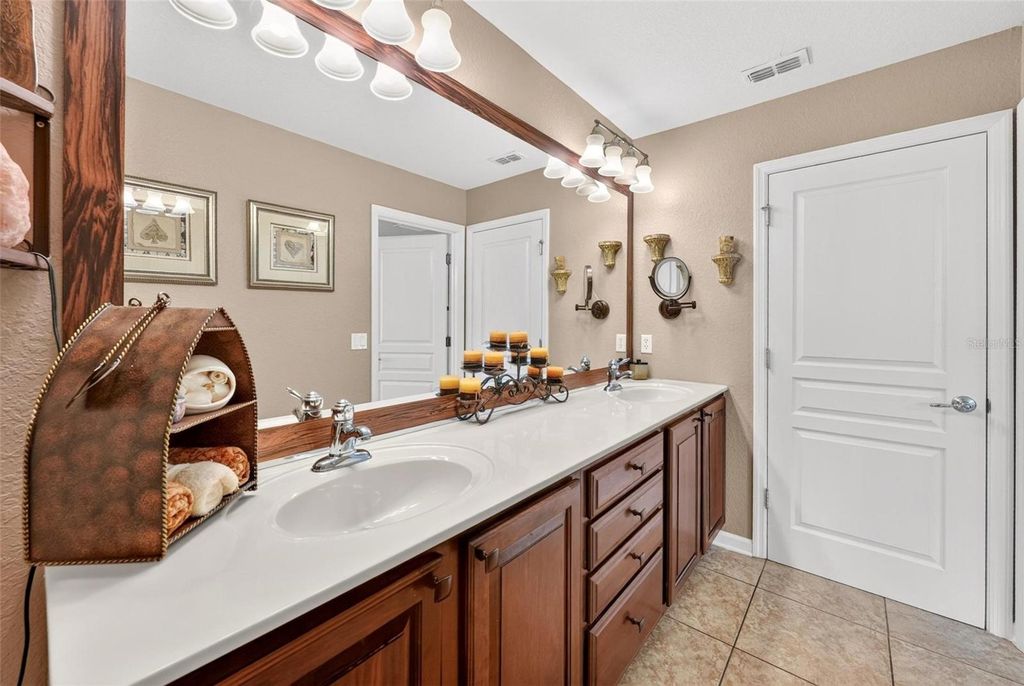 Image 30 of property listing at 12914 VENNETTA WAY, Windermere, FL 34786