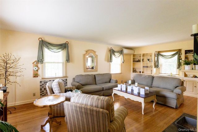 90 Sunset Road, Bay Shore, NY 11706