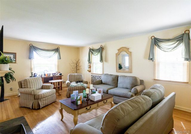 90 Sunset Road, Bay Shore, NY 11706