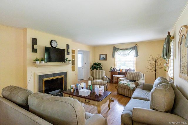 90 Sunset Road, Bay Shore, NY 11706