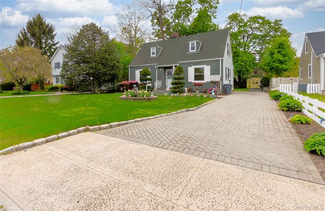 90 Sunset Road, Bay Shore, NY 11706
