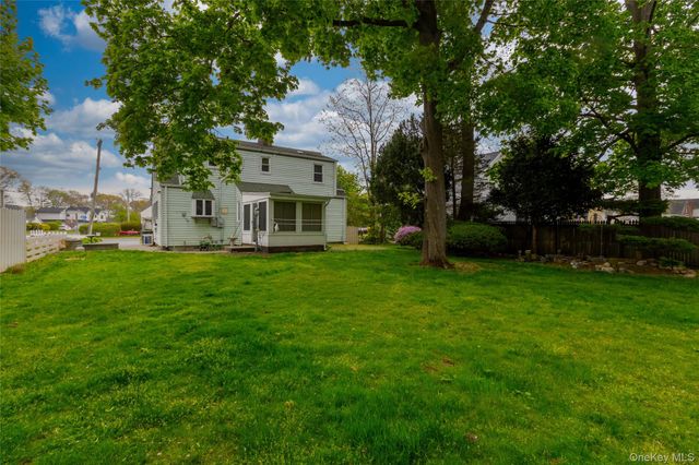 90 Sunset Road, Bay Shore, NY 11706
