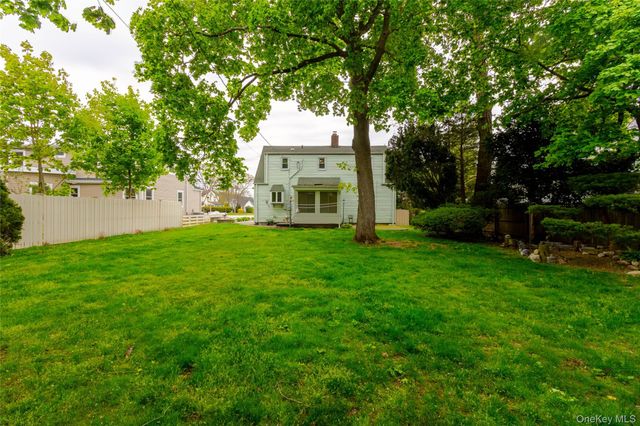90 Sunset Road, Bay Shore, NY 11706
