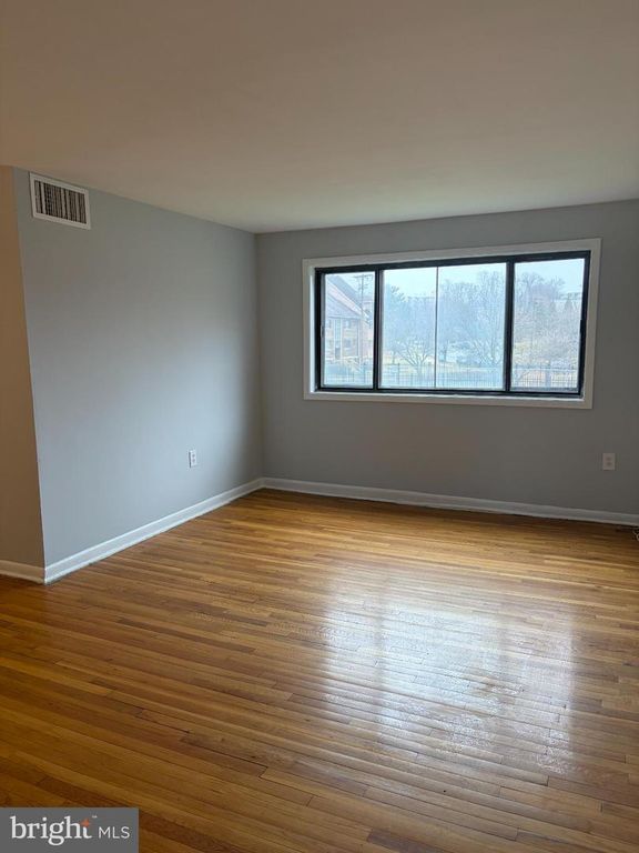 Image 10 of property listing at 11514 BUCKNELL DR #102, Silver Spring, MD 20902