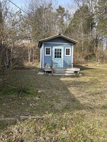 102 Rock Church Cemetery Rd, Charlotte, TN 37036