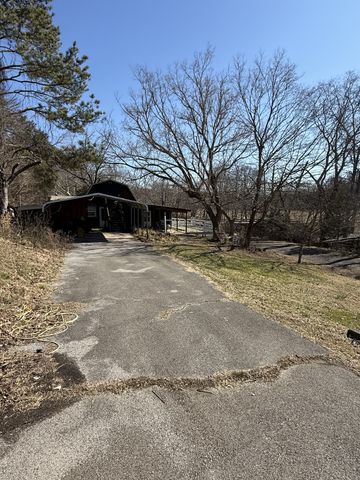 102 Rock Church Cemetery Rd, Charlotte, TN 37036