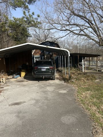 102 Rock Church Cemetery Rd, Charlotte, TN 37036