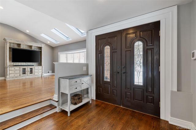 7 Rita Lane, Plainview, NY 11803