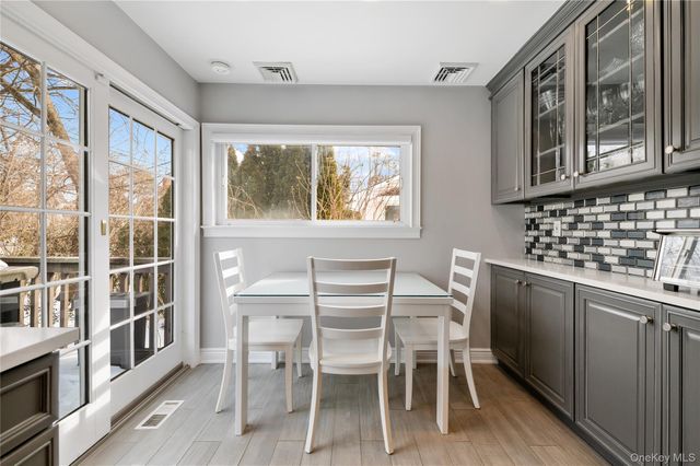 7 Rita Lane, Plainview, NY 11803