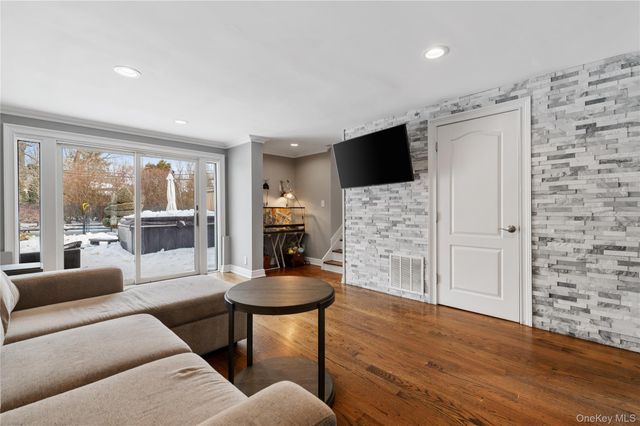 7 Rita Lane, Plainview, NY 11803