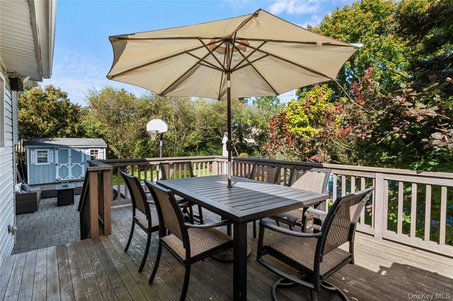 7 Rita Lane, Plainview, NY 11803