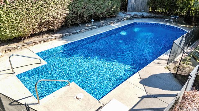 7 Rita Lane, Plainview, NY 11803