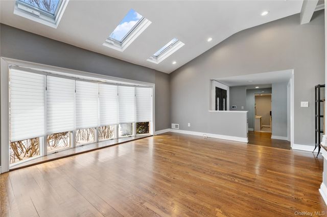 7 Rita Lane, Plainview, NY 11803