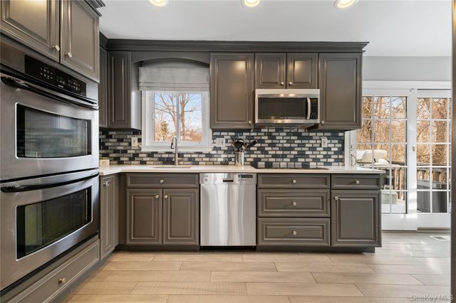 7 Rita Lane, Plainview, NY 11803