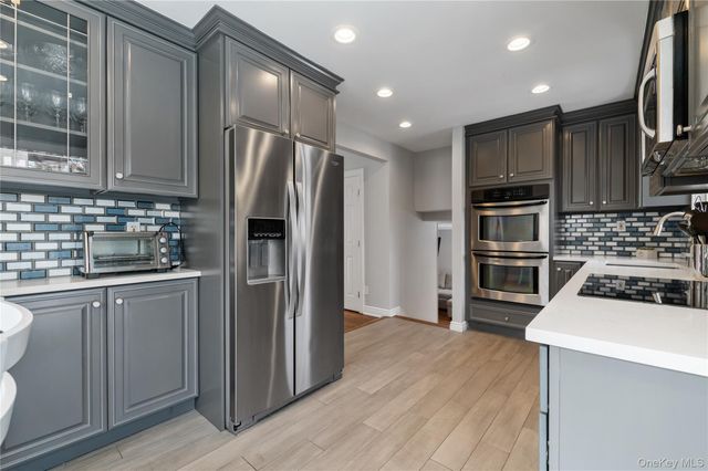 7 Rita Lane, Plainview, NY 11803