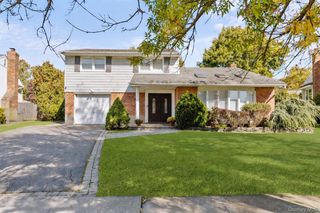 7 Rita Lane, Plainview, NY 11803