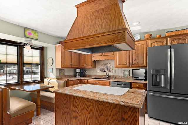 2110 HIGHWOOD Avenue, Pekin, IL 61554