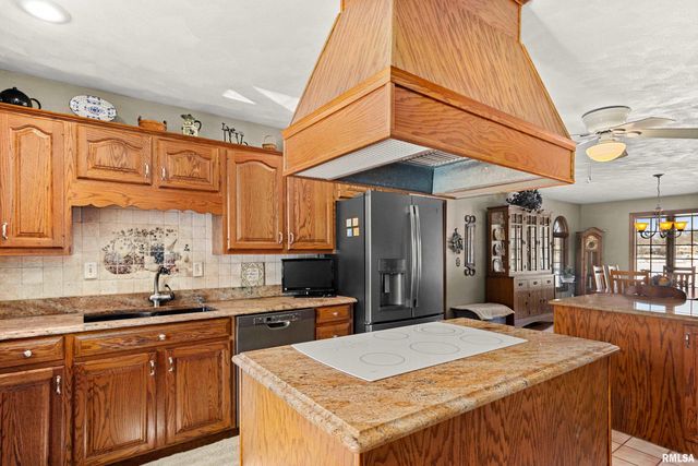 2110 HIGHWOOD Avenue, Pekin, IL 61554