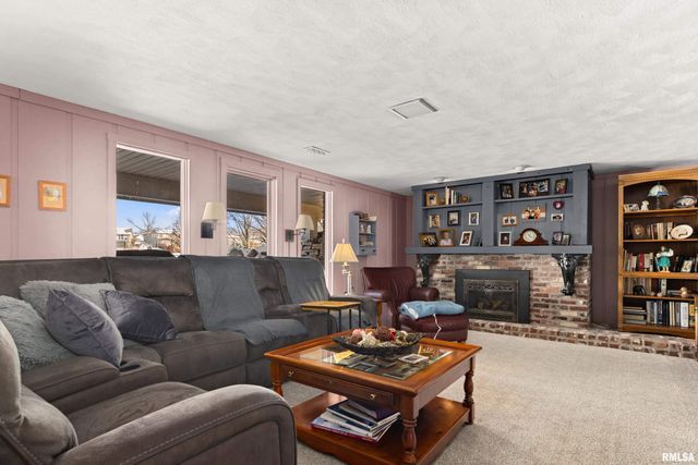 2110 HIGHWOOD Avenue, Pekin, IL 61554