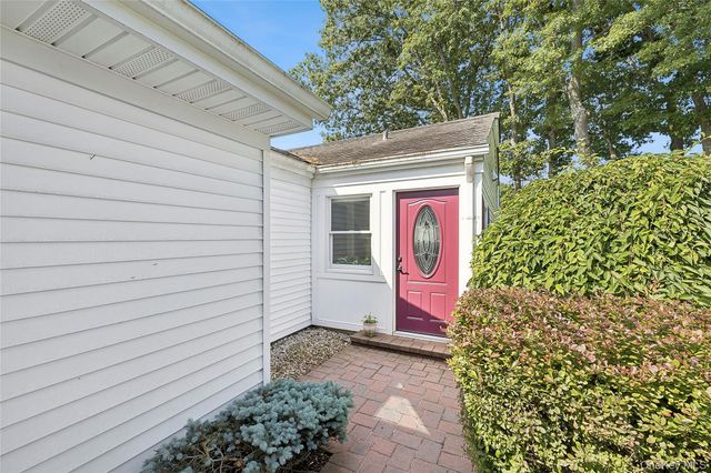 4 Flair Way, Coram, NY 11727