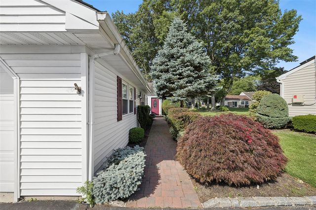 4 Flair Way, Coram, NY 11727