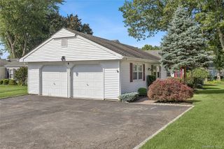 4 Flair Way, Coram, NY 11727