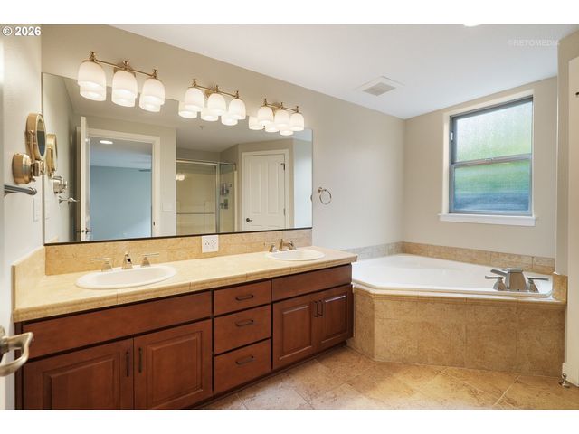 6279 Ne CARILLION Dr 102, Hillsboro, OR 97124