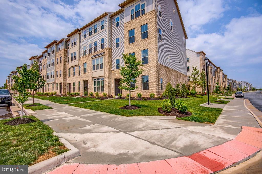 24276 THURSO SQ NE, Sterling, VA 20166